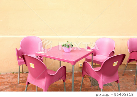 ローマのカフェ 屋外のカラフルなテーブル席 95405318