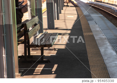 横浜京浜急行子安駅のホームの休日風景です 横浜京浜急行子安駅のホームの休日風景です 95405330