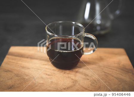 耐熱ガラスのカップにコーヒー 95406446