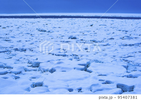間近で見る接岸した流氷 95407381