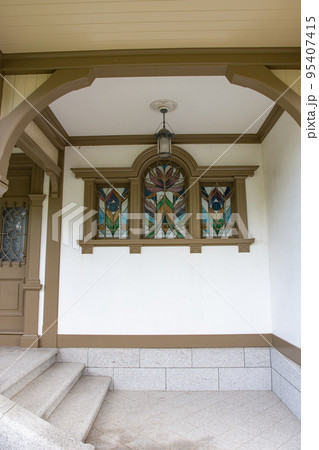 秋の神戸舞子公園にある旧武藤山治邸の玄関 95407415