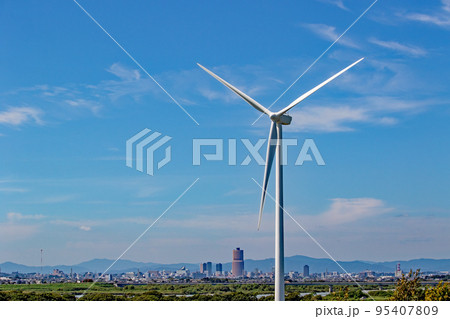 クリーンエネルギーと都市風景 95407809