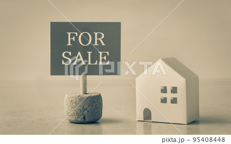 FOR SALEの立て看板 住宅の売却 一戸建て販売中 不動産 FOR SALEの立て看板 住宅の売却 一戸建て販売中 不動産 95408448