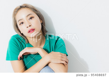 グリーンのTシャツの女性 95408697