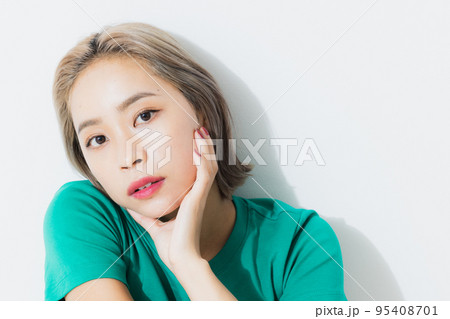 グリーンのTシャツの女性 95408701