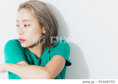 グリーンのTシャツの女性 95408703