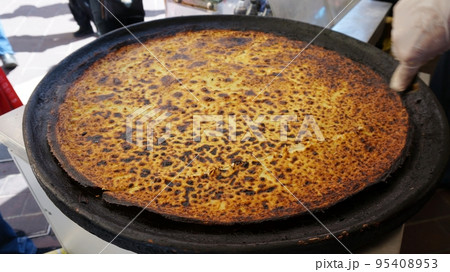 フランス、ニース名物料理「socca(ソッカ)」 フランス、ニース名物料理「socca(ソッカ)」 95408953