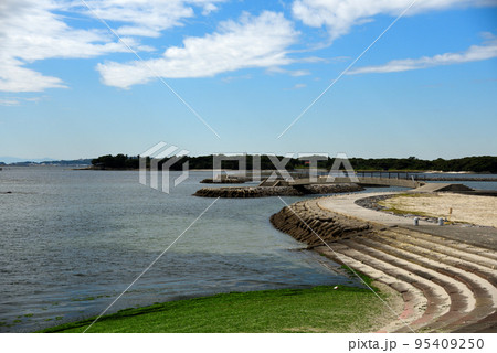 三河湾に浮かぶ佐久島 95409250