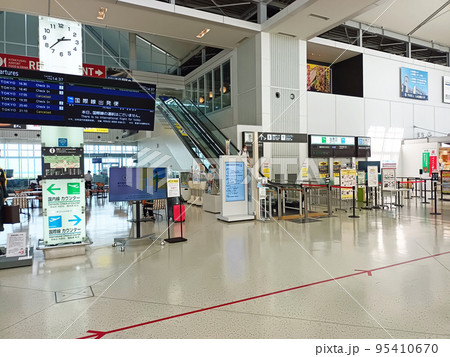 福岡県の北九州空港ロビーと搭乗口 95410670