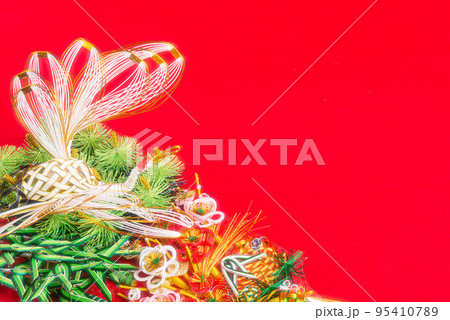 結納品の水引細工で作った鶴 結納品の水引細工で作った鶴 95410789