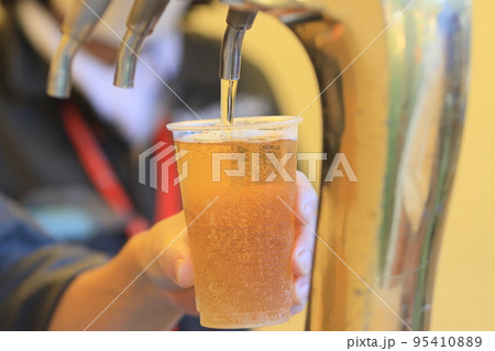 タップから注がれるビール クラフトビール ドラフトビール タップから注がれるビール クラフトビール ドラフトビール 95410889
