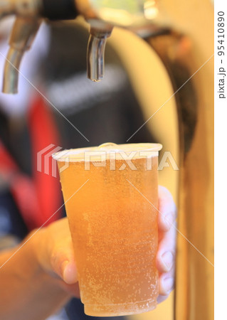 タップから注がれるビール　クラフトビール　ドラフトビール 95410890