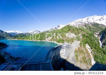 富山県　雪の残る5月の黒部ダム 95411214