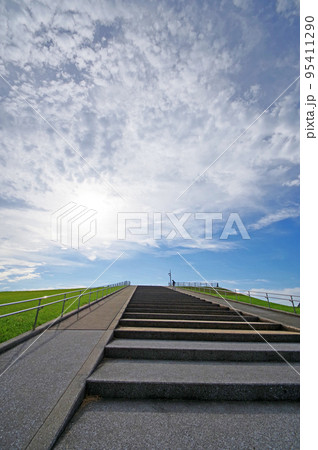 福岡県田川郡の香春町総合運動公園展望広場への階段 福岡県田川郡の香春町総合運動公園展望広場への階段 95411290