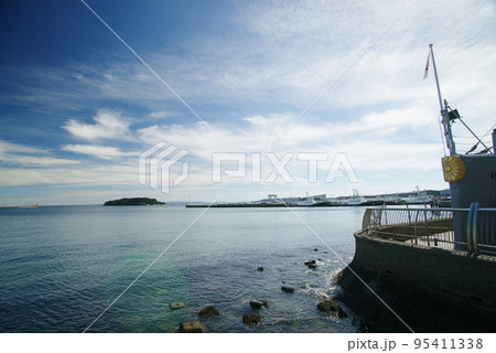 横須賀市　三笠公園からの猿島 95411338