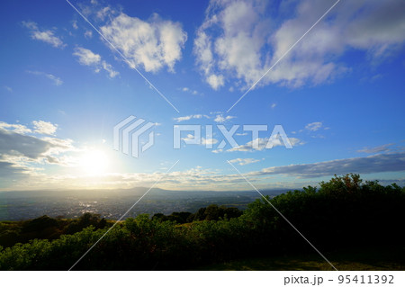 若草山山頂の夕日と奈良盆地 95411392