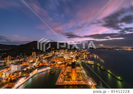 門司港レトロ展望室から眺める門司港レトロと関門海峡の夜景 門司港レトロ展望室から眺める門司港レトロと関門海峡の夜景 95412228