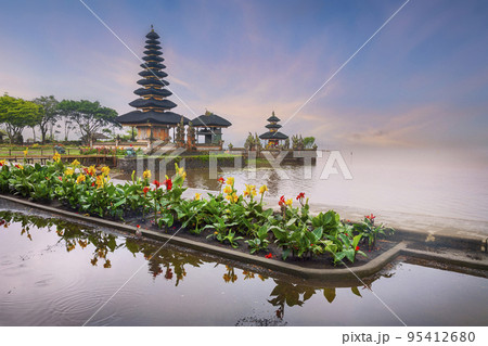 Pura Ulun Danu temple on a lake Beratan, Bali Pura Ulun Danu temple on a lake Beratan, Bali 95412680