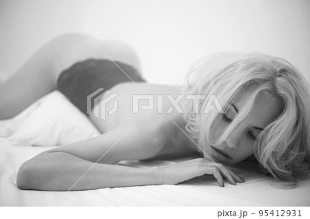 Young nude girl in home interior 95412931