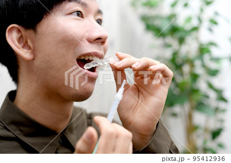 若い男性のホームホワイトニングのイメージ 若い男性のホームホワイトニングのイメージ 95412936