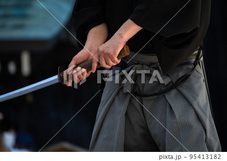 日本刀を構える人物 95413182