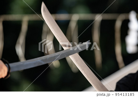 日本刀を構える人物 95413185