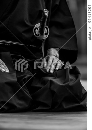 日本刀を構える人物 95413205