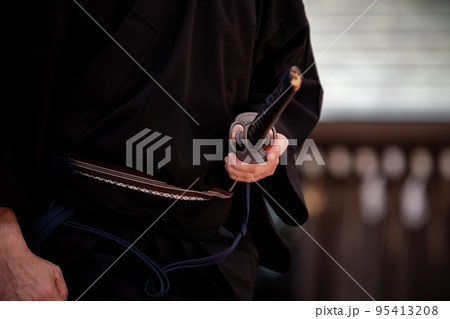 日本刀を構える人物 日本刀を構える人物 95413208