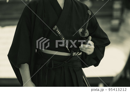 日本刀を構える人物 95413212
