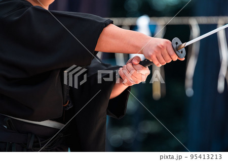 日本刀を構える人物 日本刀を構える人物 95413213