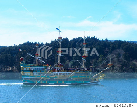 湖に浮かぶ船 湖に浮かぶ船 95413587