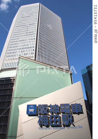 阪神電車梅田駅と阪急百貨店 95413731