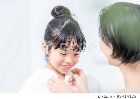 お風呂上がりの親子（母子） 95414128