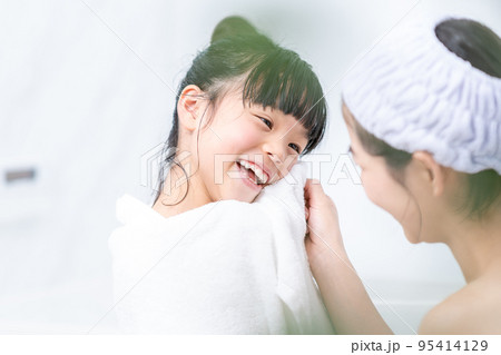 お風呂上がりの親子（母子） 95414129
