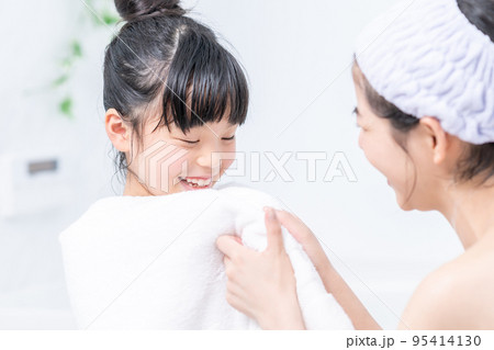 お風呂上がりの親子（母子） 95414130