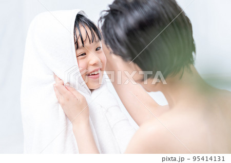 お風呂上がりの親子（母子） 95414131