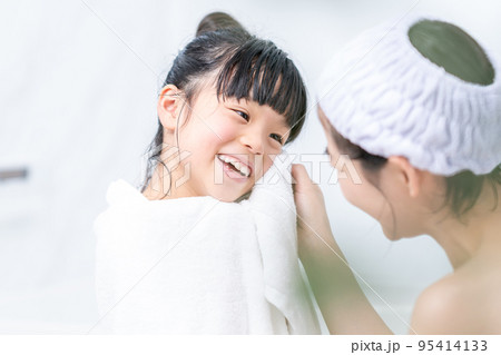お風呂上がりの親子（母子） 95414133
