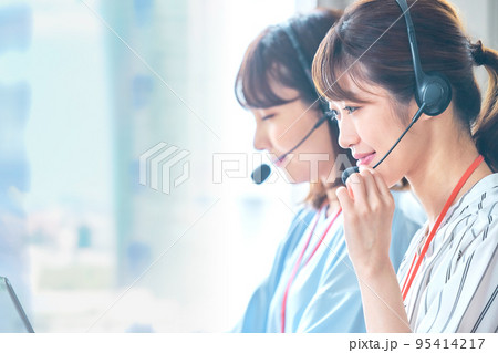 コールセンターで働く若い女性オペレーター 95414217