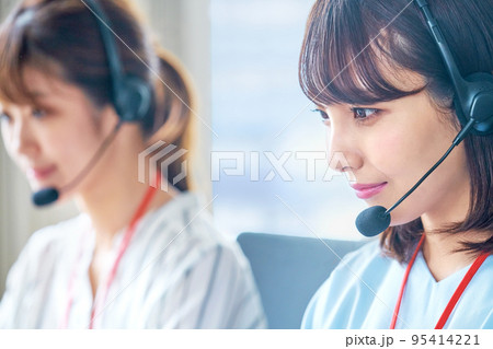 コールセンターで働くカメラ目線の若い女性オペレーター 95414221
