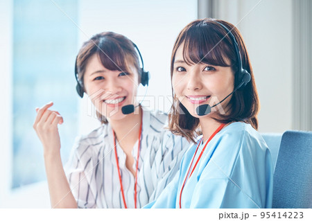 コールセンターで働くカメラ目線の若い女性オペレーター 95414223