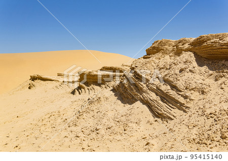 desert landscape, layered deposits in the sandy desert 95415140