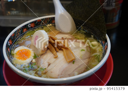 函館名物-おいしそうな函館ラーメン（塩味） 95415379