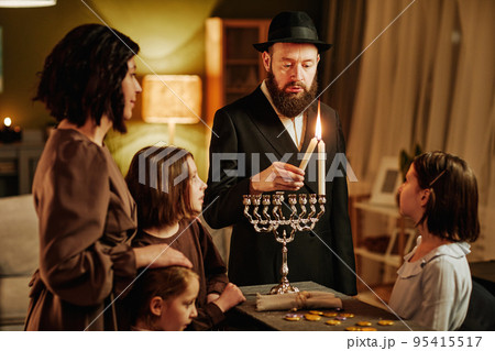 Traditional Jewish Family Traditional Jewish Family 95415517