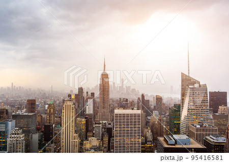 Sunset over midtown Manhattan in the beautiful colors of the setting sun Sunset over midtown Manhattan in the beautiful colors of the setting sun 95416581