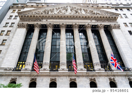 US and UK flags on the wall street facade of the New York Stock Exchange 95416601