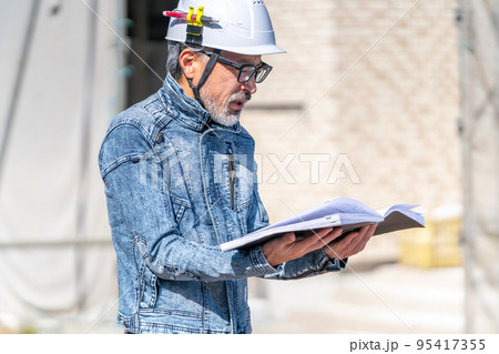現場監督　工事監理者　主任技術者　指導監督　デニム　白髪　ひげ　設計図 95417355