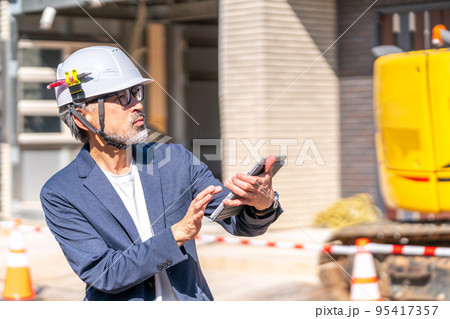 設計図面と建築現場を照合する工事監理者　白髪　ひげ 95417357