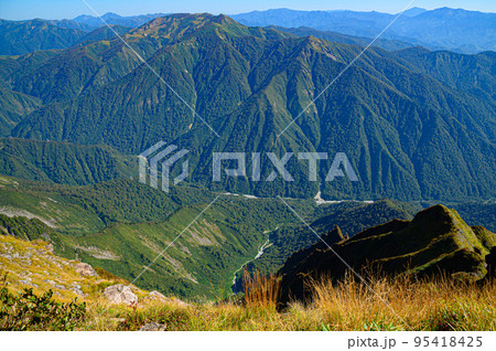 秋の谷川岳・山頂稜線からの展望（群馬側） 95418425