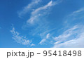 広い青空に浮かぶ白い雲 95418498