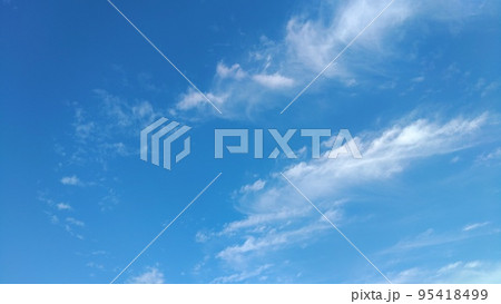 広い青空に浮かぶ白い雲 95418499
